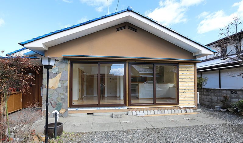 太陽の光溢れるリビングに生まれ変わった家