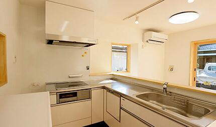 太陽の光溢れるリビングに生まれ変わった家