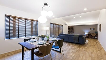 勾配屋根が魅力、和シックなコンパクトモデルハウス