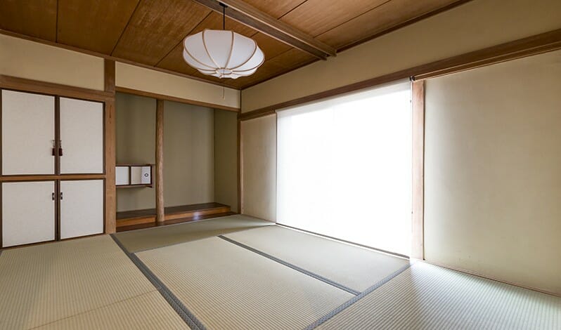 勾配屋根が魅力、和シックなコンパクトモデルハウス